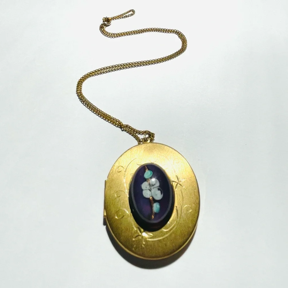 Vintage Locket With Etched Design And Glass Cherry Blossom Cabochon - Picture 5 of 10